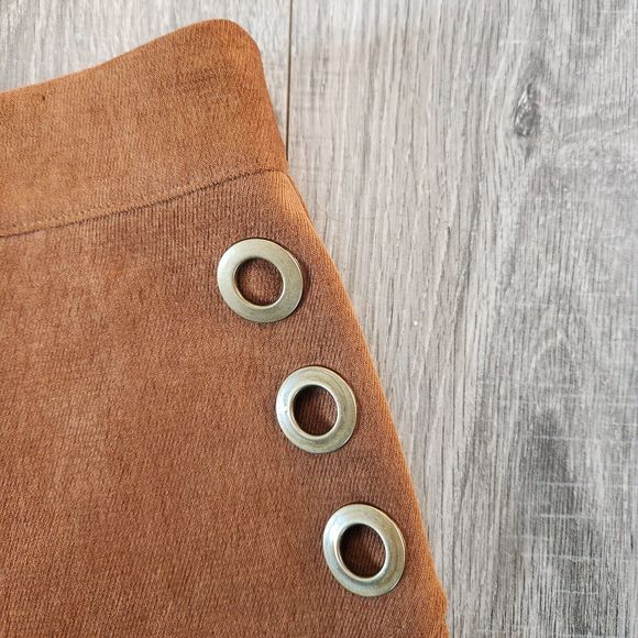 Mini Skirt Sz M Brown Faux Suede A-Line Eyelet Detail Preppy Casual Eye Catching - Picture 3 of 8